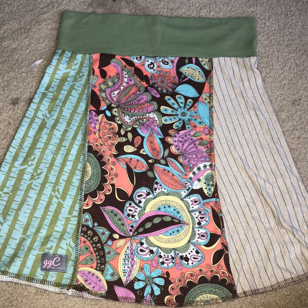 Knee length skirt. Patterned skirt